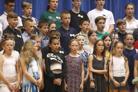 PRIREDITEV OB DNEVU DRŽAVNOSTI IN ZAKLJUČKU ŠOLSKEGA LETA 39 FOTO LJUBO VUKELIČ